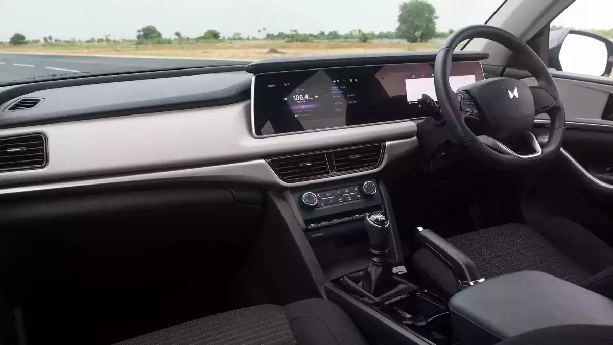 Mahindra-XUV700-2